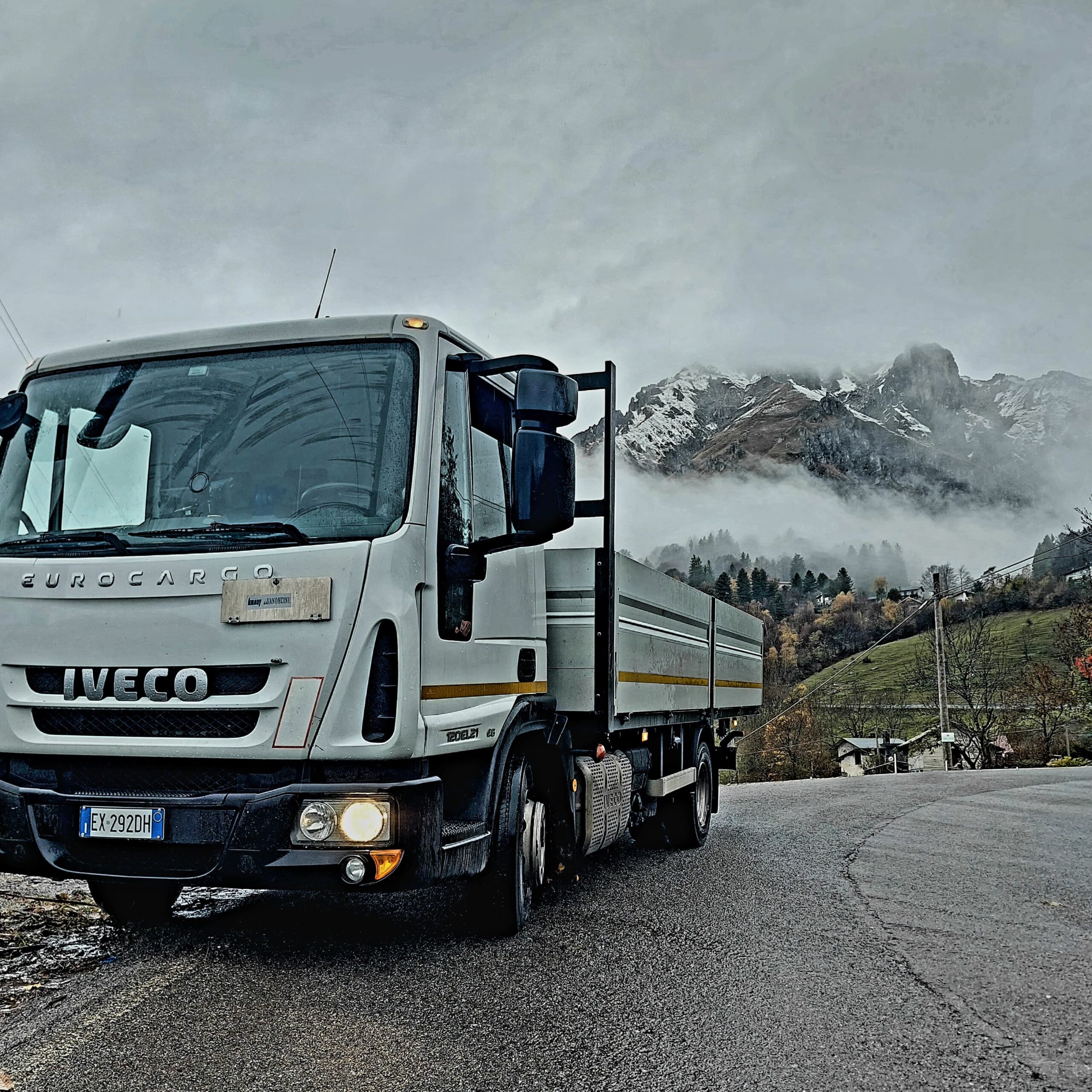 Camion Italservice durante operazioni di carico