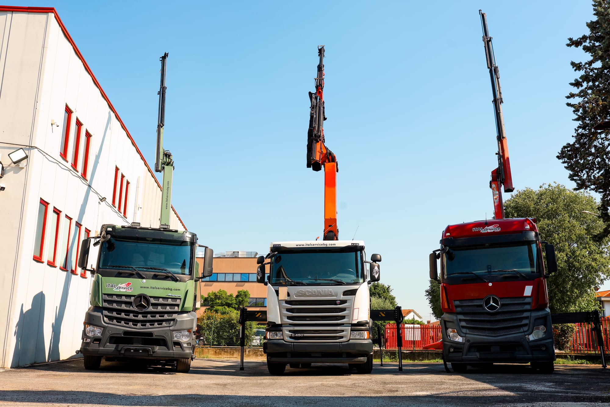 Camion Italservice con gru idrauliche per la movimentazione di merci speciali