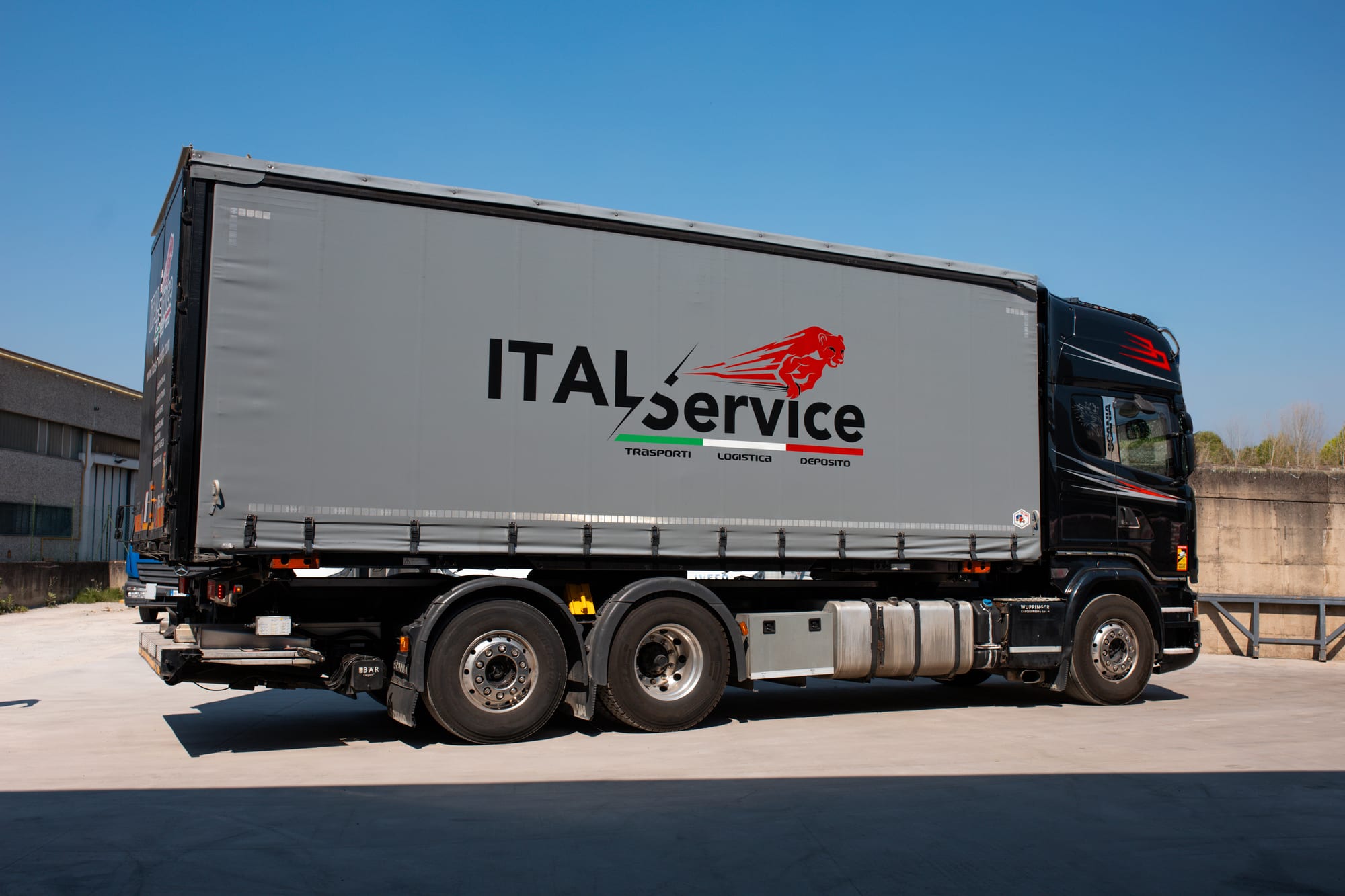 Camion Italservice telonato con logo, vista laterale